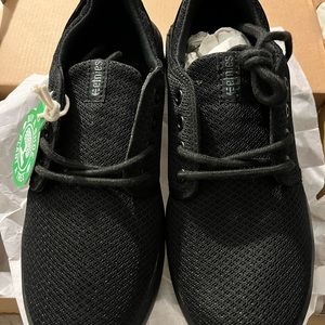 BNWT black Scout Etnies
